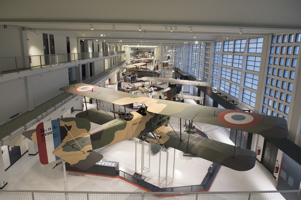 La Grande Galerie du Musée de l'Air et de l'Espace - Objets, tableaux et maquettes en place juste avant l'inauguration officielle.